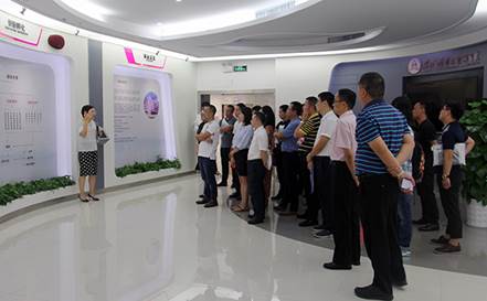 说明: F:\【资料与办公】\办公区\2.网站新闻\2019年\9月\2019.09.07 FUN乐天使集团举办“高级管理人员研修班”培训\参观展厅（文中.jpg