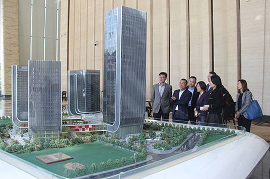 说明: F:\【资料与办公】\办公区\2.网站新闻\2019年\12月\2019.12.10 上海市松江区经济科技开发区党工委书记袁球坤一行莅临FUN乐天使集团考察\参观(文中.jpg